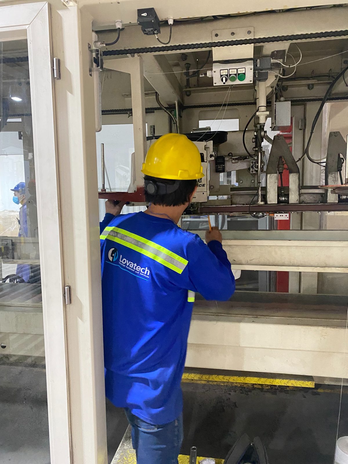 Ingeniero Lovatech evaluando línea de empaque en planta